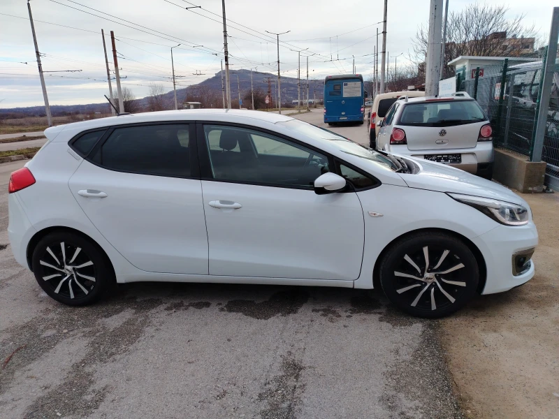 Kia Ceed 1.0 T 118000хл, снимка 3 - Автомобили и джипове - 53266783