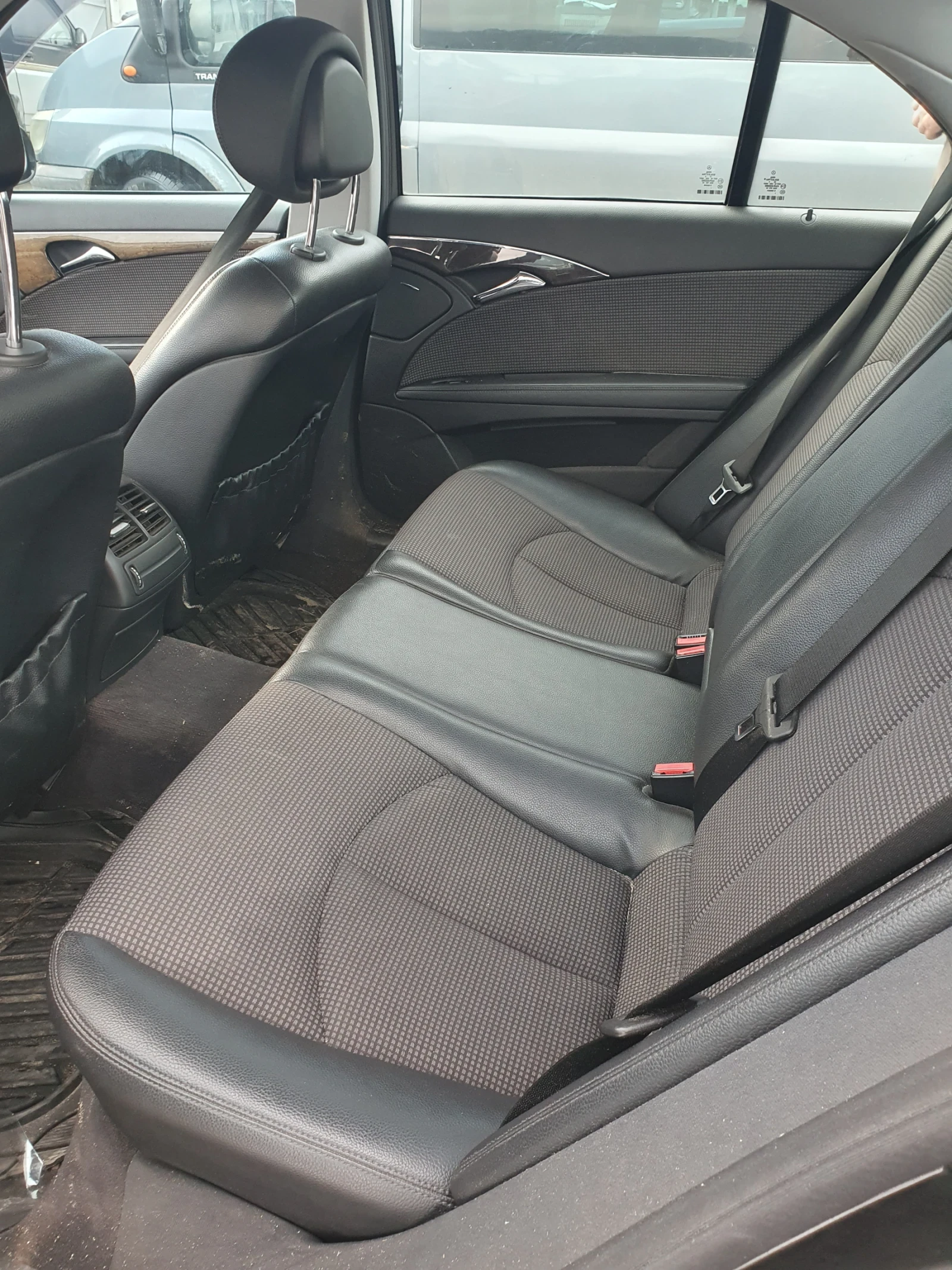 Mercedes-Benz E 350  - изображение 8