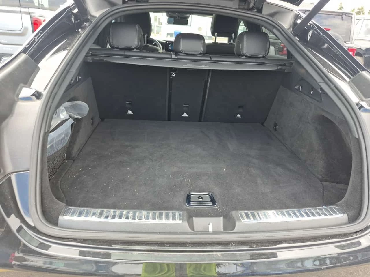 Mercedes-Benz GLC 300 ПАМЕТ| ПАНОРАМА| 2 КЛЮЧА| , снимка 7 - Автомобили и джипове - 54341363