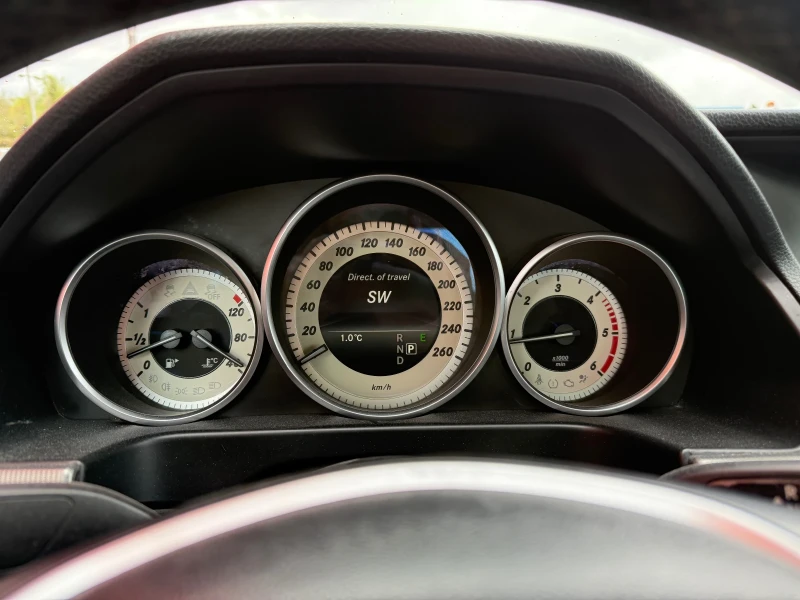 Mercedes-Benz E 220 FACELIFT* AMG* LeD, снимка 11 - Автомобили и джипове - 51806408