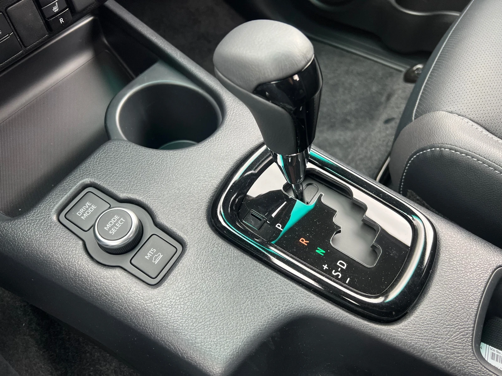 Toyota Hilux Invincible JBL Hybrid 48V, снимка 13 - Автомобили и джипове - 54424977