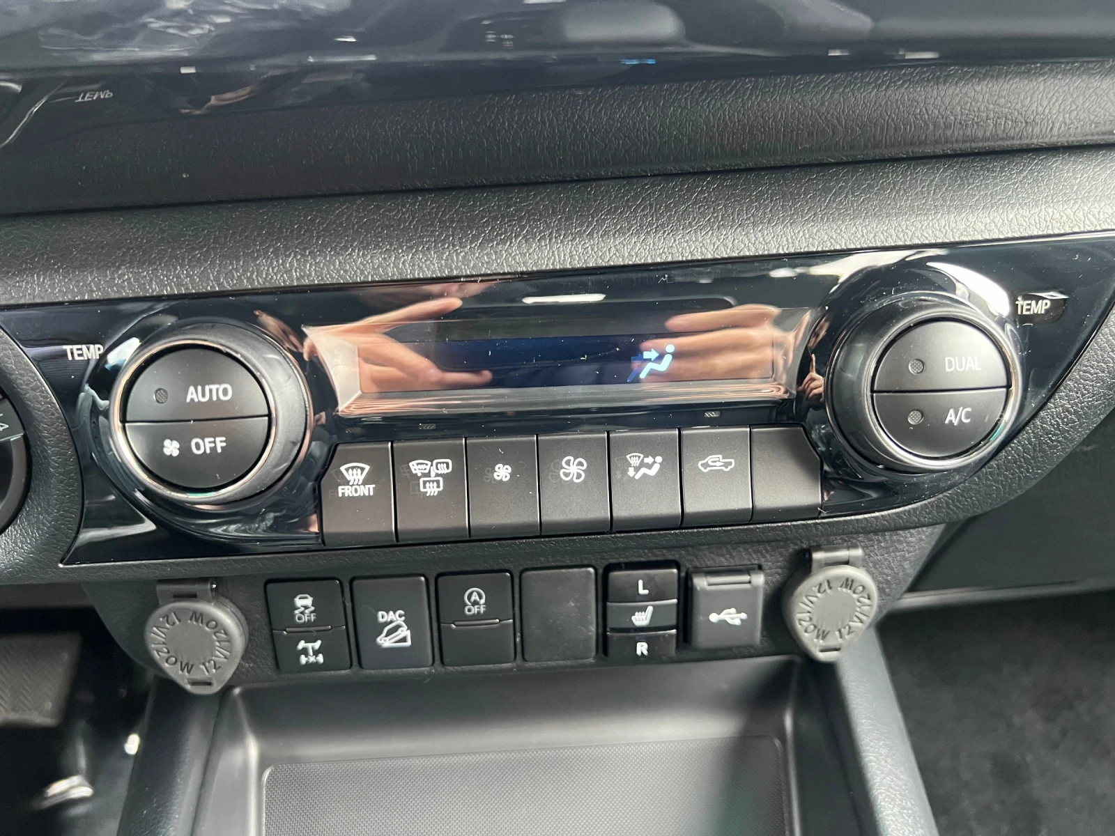 Toyota Hilux Invincible JBL Hybrid 48V, снимка 11 - Автомобили и джипове - 54424977