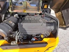 Телескопичен товарач JCB TM 220, снимка 11