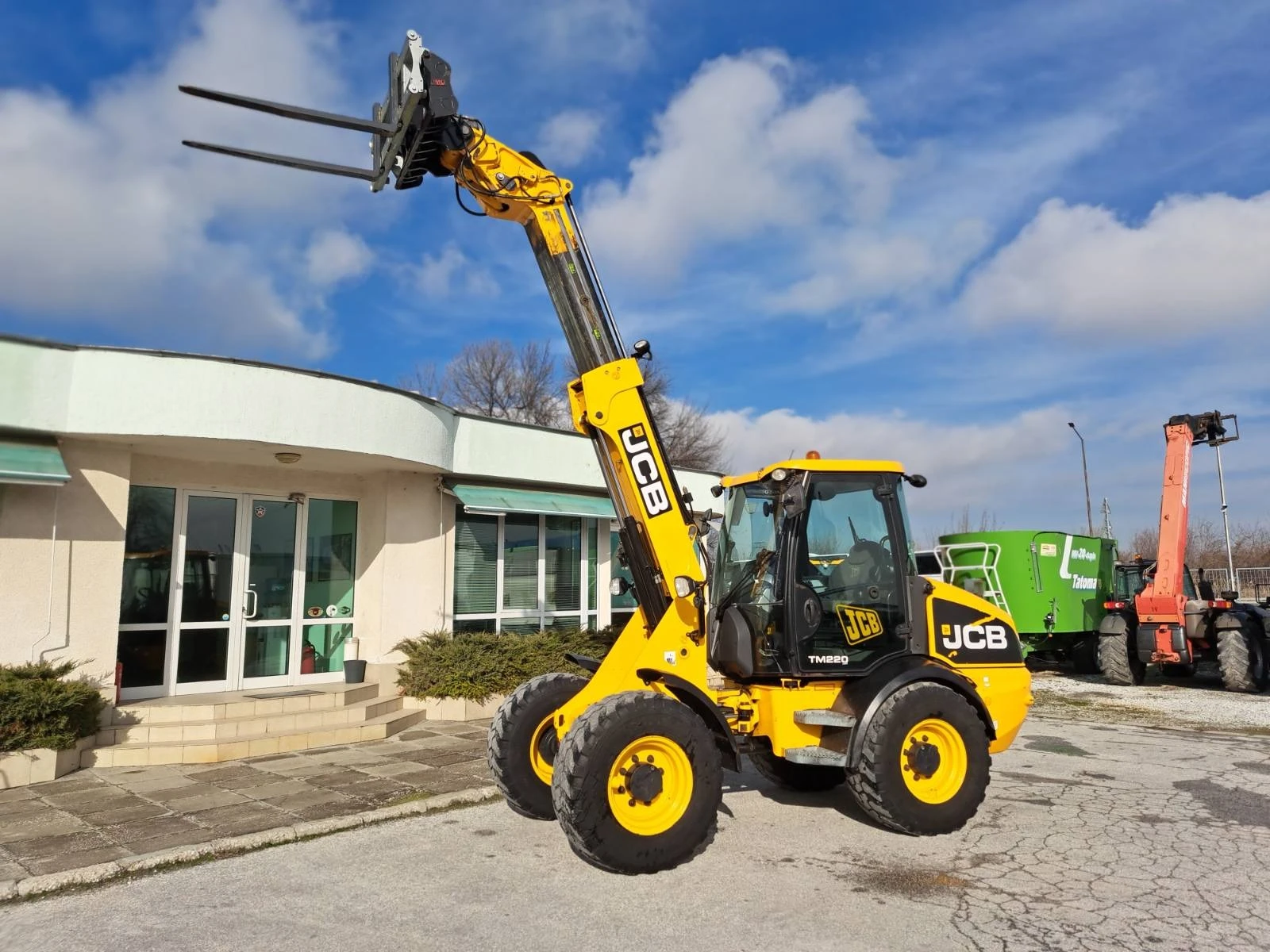 Телескопичен товарач JCB TM 220 - изображение 4