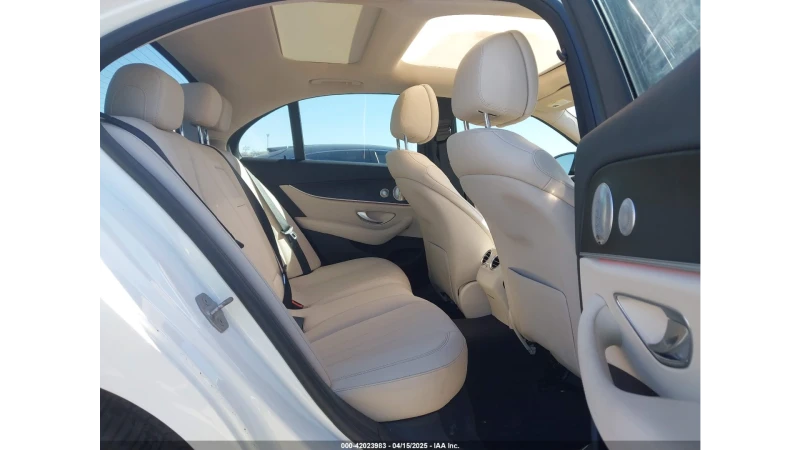 Mercedes-Benz E 300 4 MATIC, снимка 11 - Автомобили и джипове - 52818772