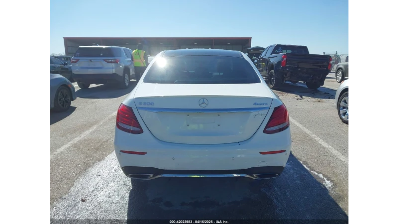 Mercedes-Benz E 300 4 MATIC, снимка 7 - Автомобили и джипове - 52818772