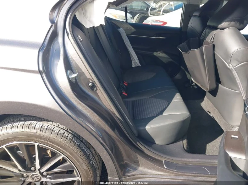 Toyota Camry 2.5L I-4 DI, DOHC, VVT, 203HP Front Wheel Drive, снимка 13 - Автомобили и джипове - 53077040