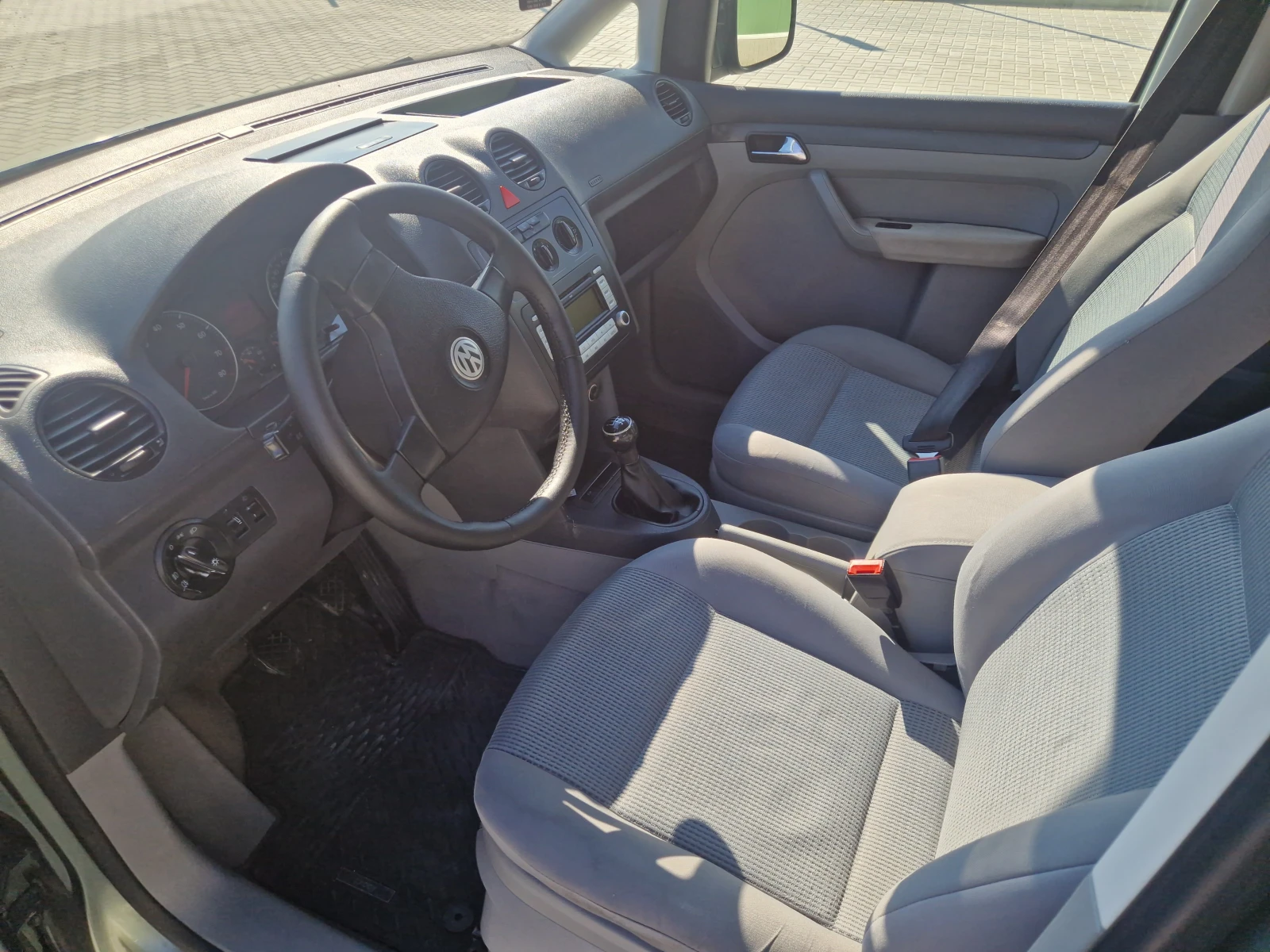 VW Caddy 7 месно, снимка 4 - Автомобили и джипове - 53748145