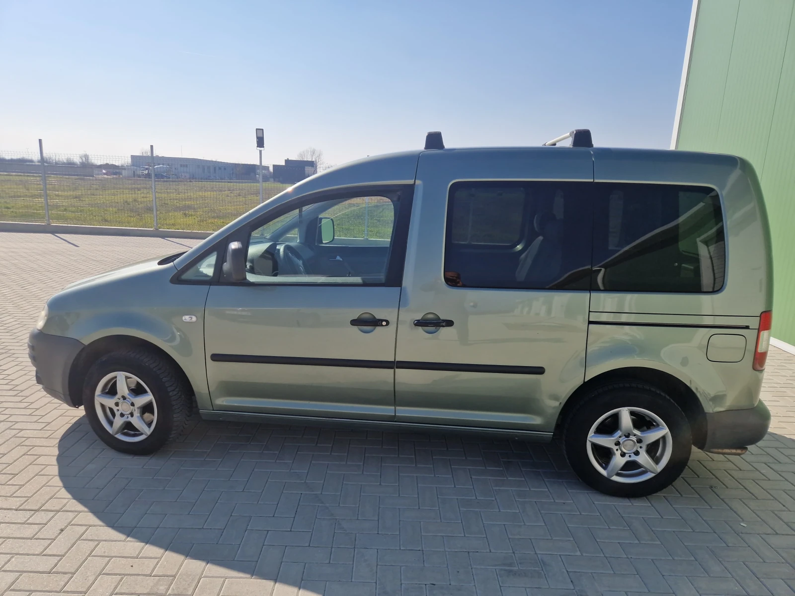 VW Caddy 7 месно, снимка 2 - Автомобили и джипове - 53748145