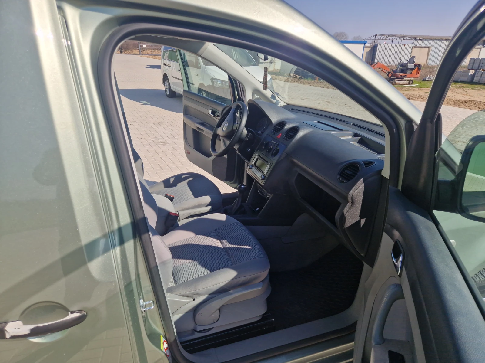 VW Caddy 7 месно, снимка 6 - Автомобили и джипове - 53748145