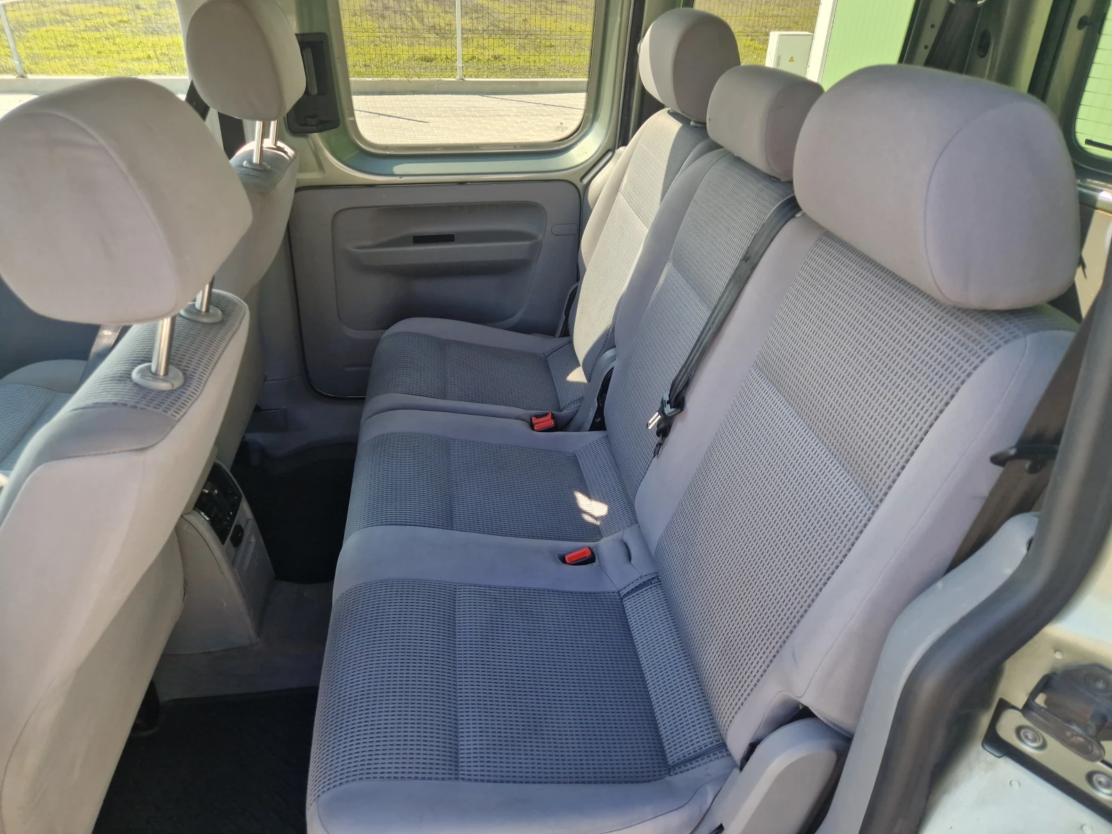 VW Caddy 7 месно, снимка 3 - Автомобили и джипове - 53748145