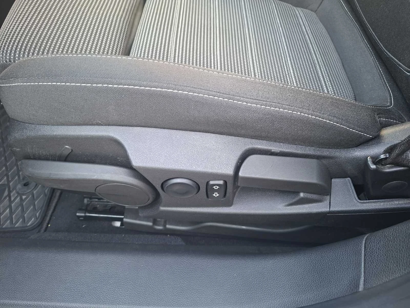 Opel Insignia 2.0 tdci, снимка 9 - Автомобили и джипове - 55752363