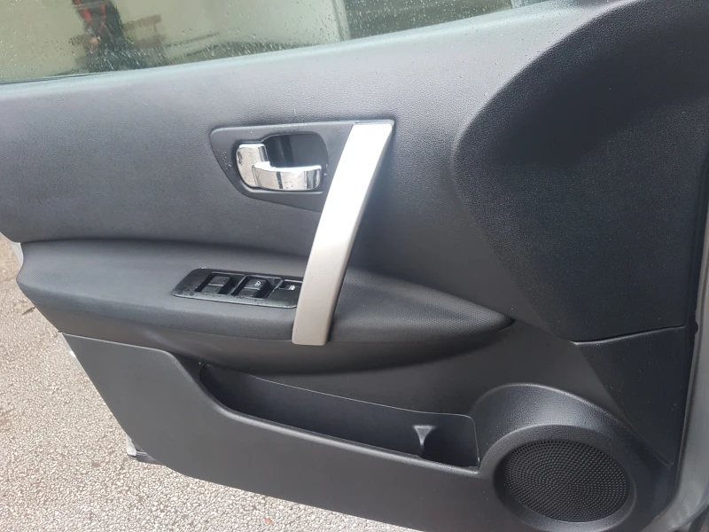 Nissan Qashqai 2.0iAVTOMAT, снимка 15 - Автомобили и джипове - 52890948