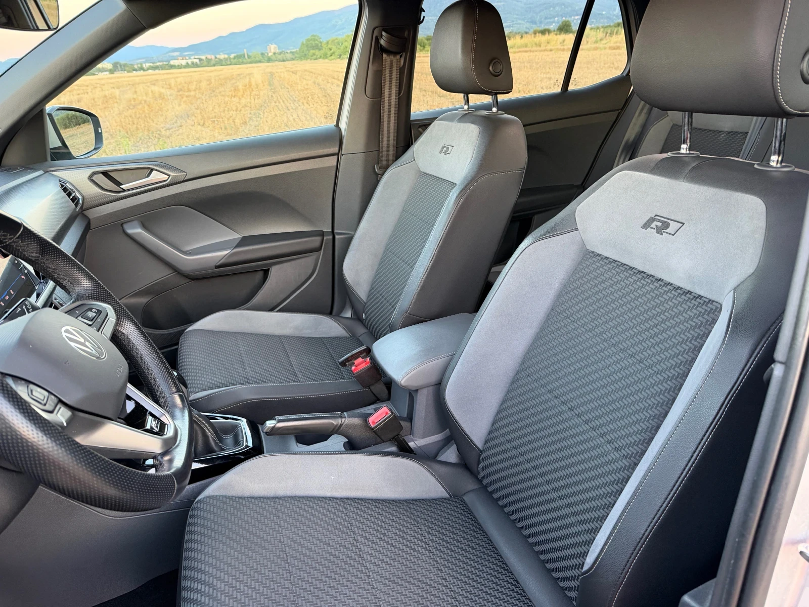 VW T-Cross R-Line, снимка 10 - Автомобили и джипове - 55695392