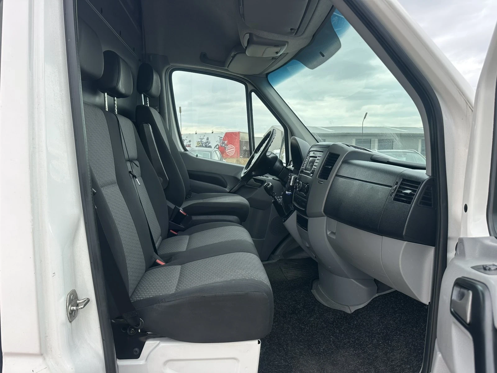 VW Crafter, снимка 11 - Бусове и автобуси - 56457451