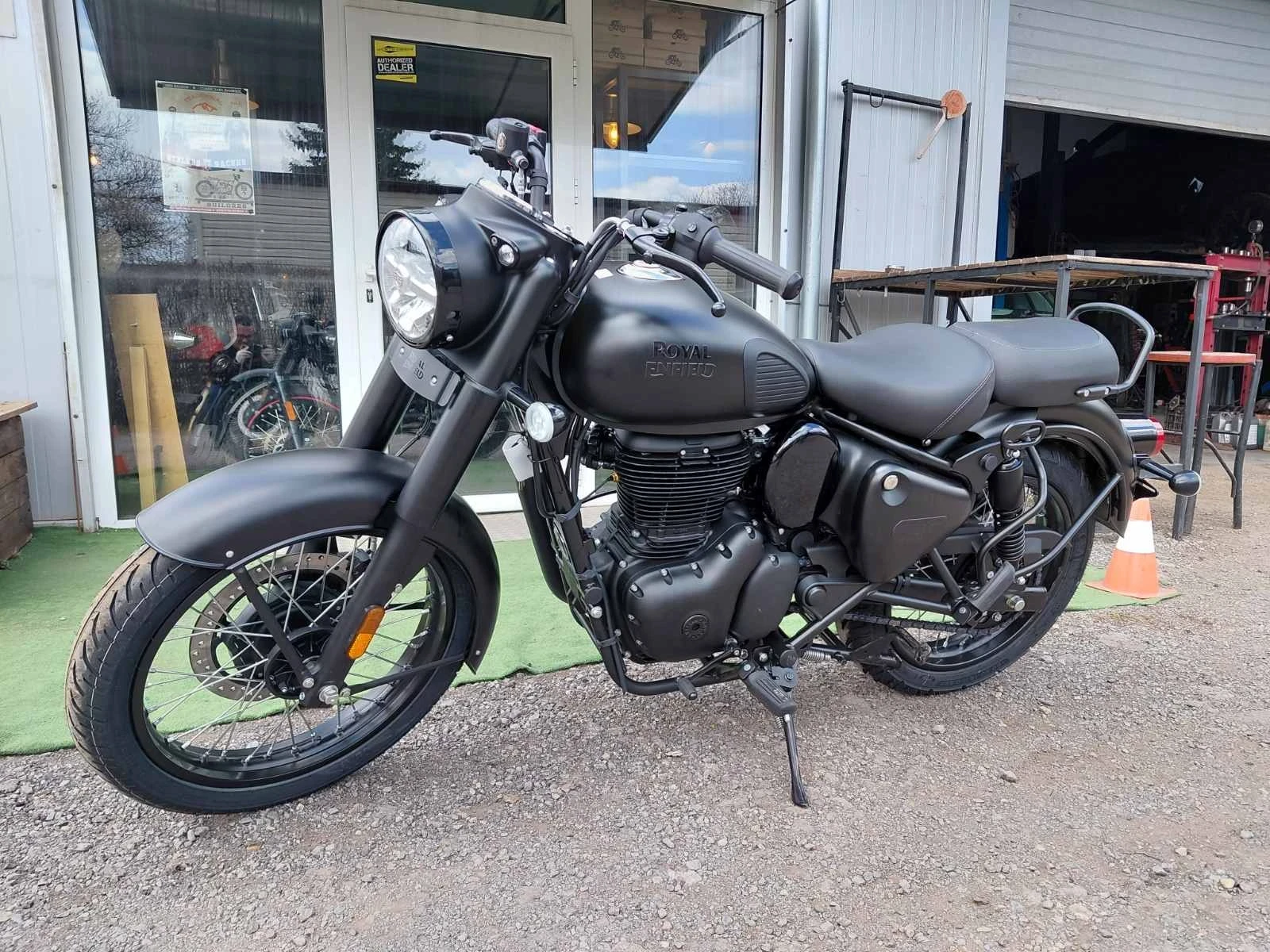 Royal Enfield Classic 350 Stealth Black, снимка 2 - Мотоциклети и мототехника - 53996110