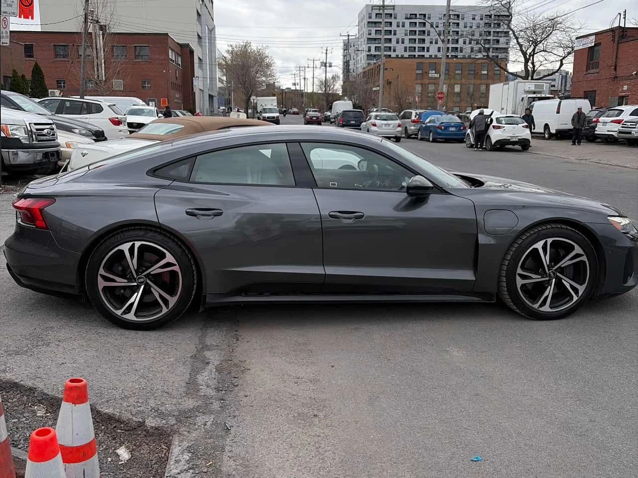Audi E-Tron GT * BANG&OLUFSEN* DISTRONIK* 360 KAMERA* ПОДГРЕВИ* , снимка 4 - Автомобили и джипове - 54398845