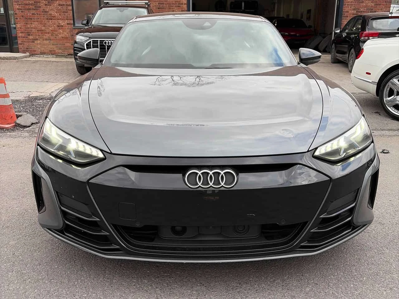 Audi E-Tron GT * BANG&OLUFSEN* DISTRONIK* 360 KAMERA* ПОДГРЕВИ* , снимка 2 - Автомобили и джипове - 54398845
