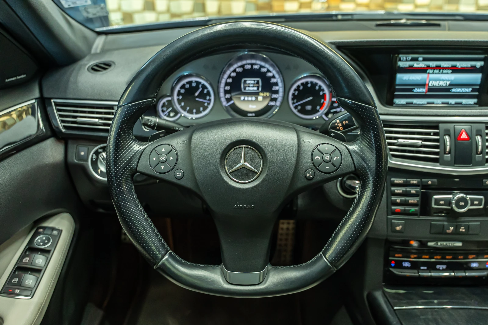 Mercedes-Benz E 500 4Matic, снимка 9 - Автомобили и джипове - 55059515