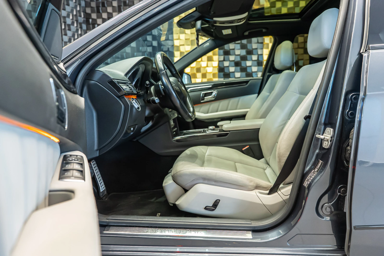 Mercedes-Benz E 500 4Matic, снимка 12 - Автомобили и джипове - 55059515