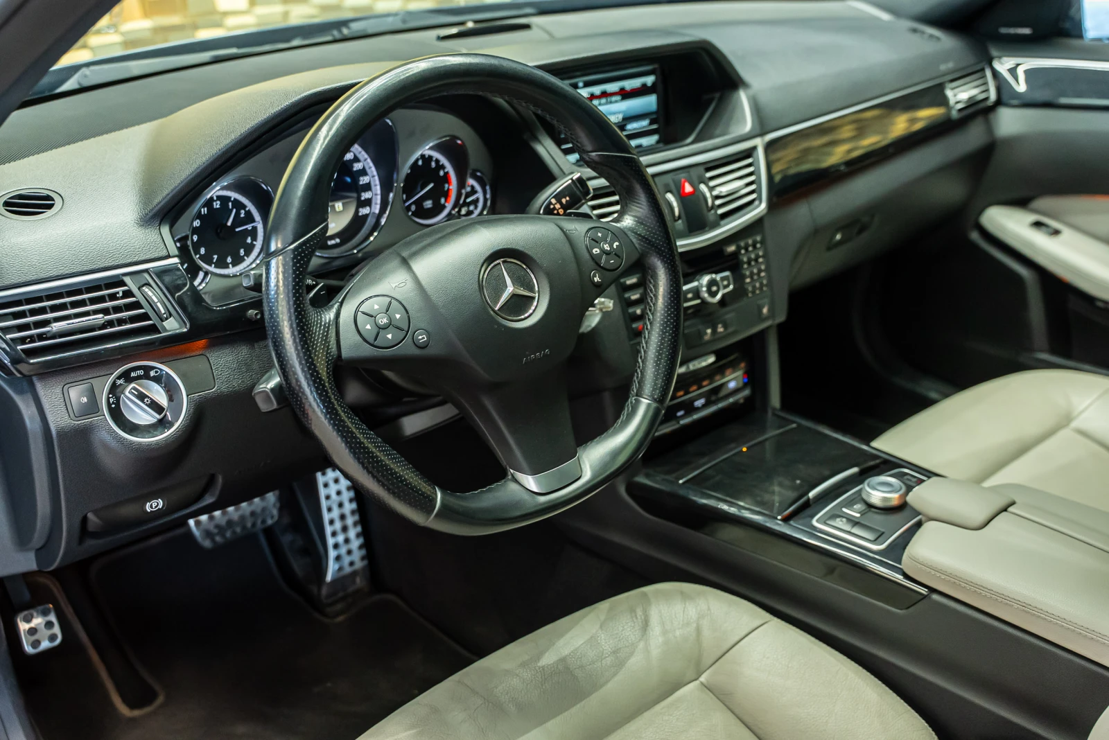 Mercedes-Benz E 500 4Matic, снимка 8 - Автомобили и джипове - 55059515
