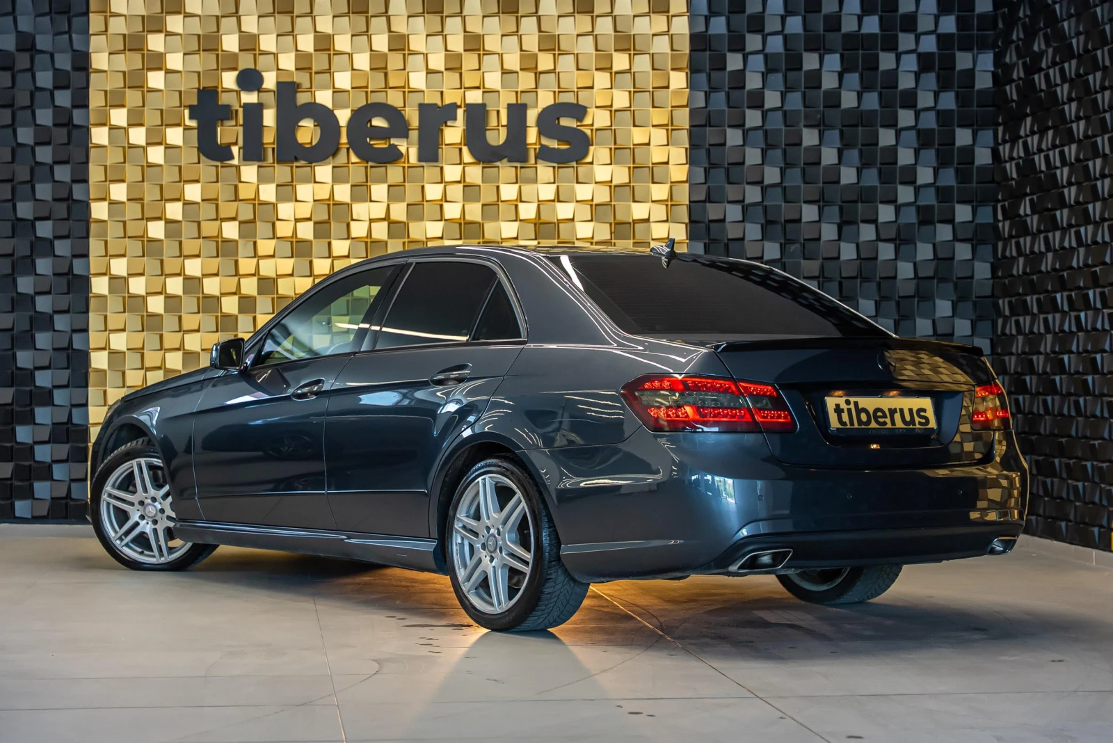 Mercedes-Benz E 500 4Matic, снимка 2 - Автомобили и джипове - 55059515