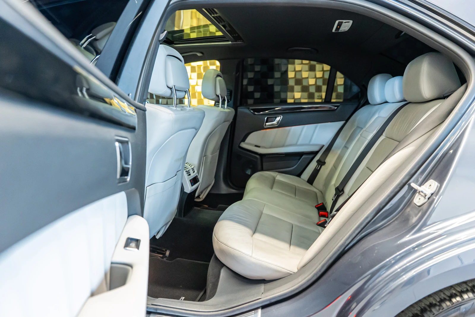 Mercedes-Benz E 500 4Matic, снимка 15 - Автомобили и джипове - 55059515