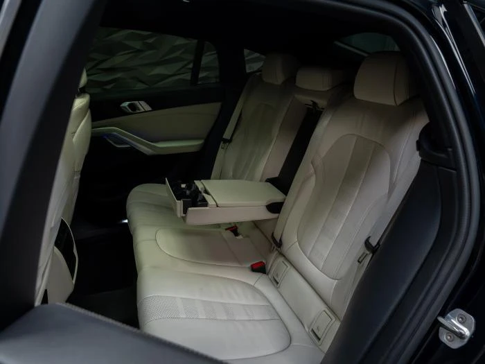 BMW X6 50D* XDRIVE* M-SPORT* H&K* GLOW* HUD* PANO* ОБДУХВ, снимка 16 - Автомобили и джипове - 56177152