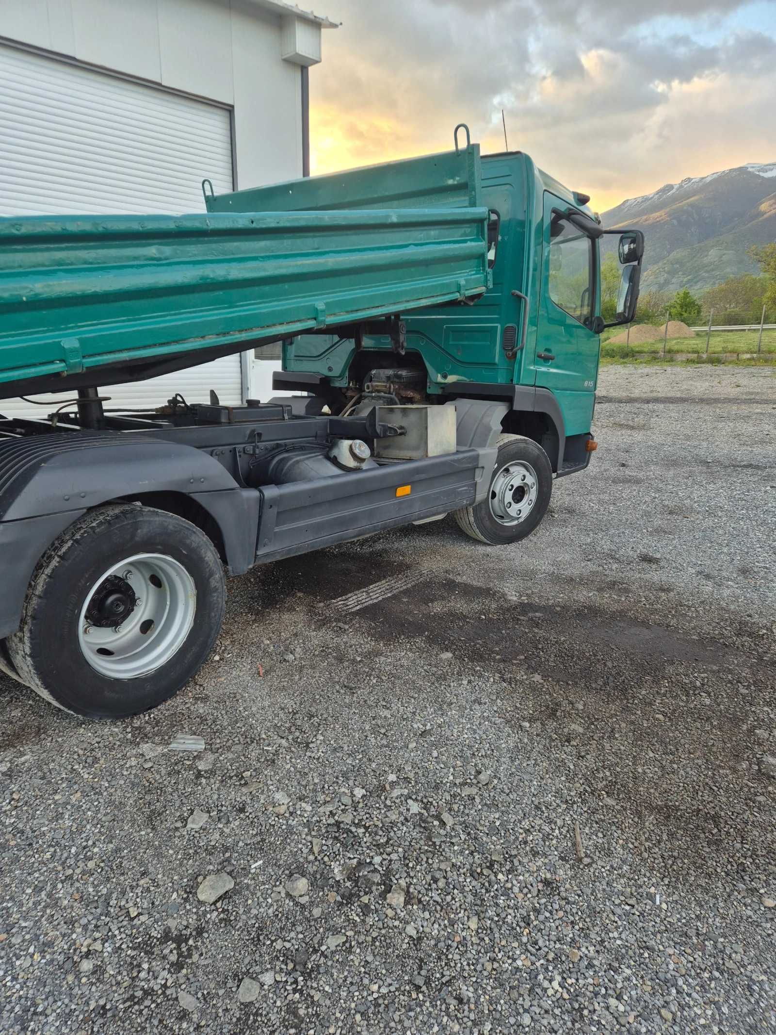 Mercedes-Benz Atego Тристранен самосвал , снимка 4 - Камиони - 54428290