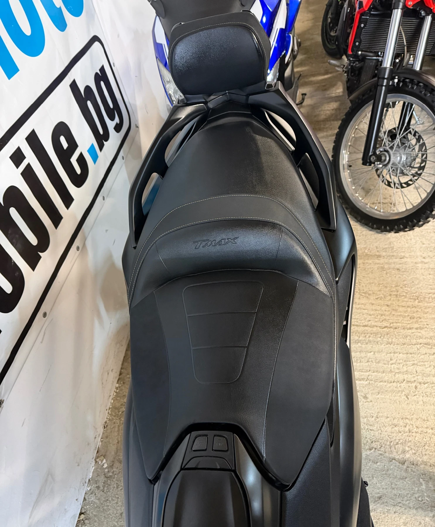 Yamaha T-max 560i ABS TCS AKRAPOVIC, снимка 11 - Мотоциклети и мототехника - 54071086