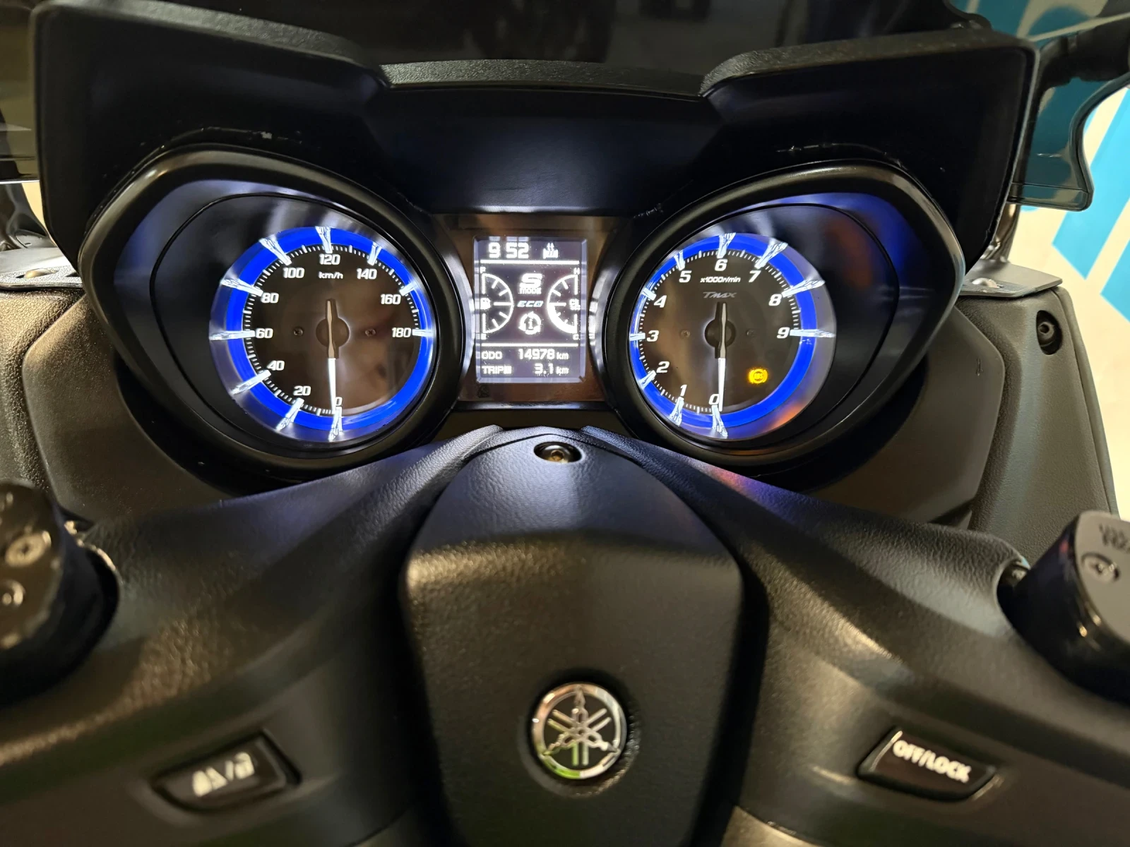 Yamaha T-max 560i ABS TCS AKRAPOVIC, снимка 10 - Мотоциклети и мототехника - 54071086