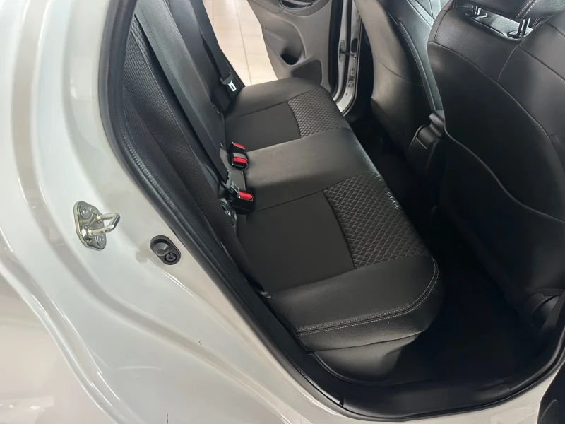 Toyota Yaris 1.5 Hybrid, снимка 9 - Автомобили и джипове - 50469313