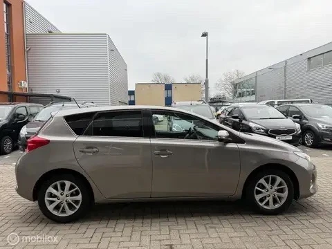 Toyota Auris 1, 6i-132k.c/6ск/ПОДГРЕВ/СЕРВИЗНА ИСТОРИЯ!!! - изображение 5