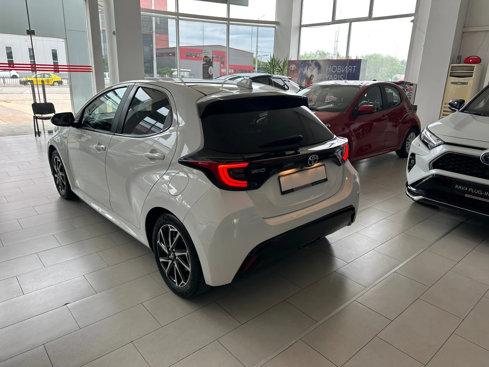 Toyota Yaris 1.5 Hybrid - изображение 3