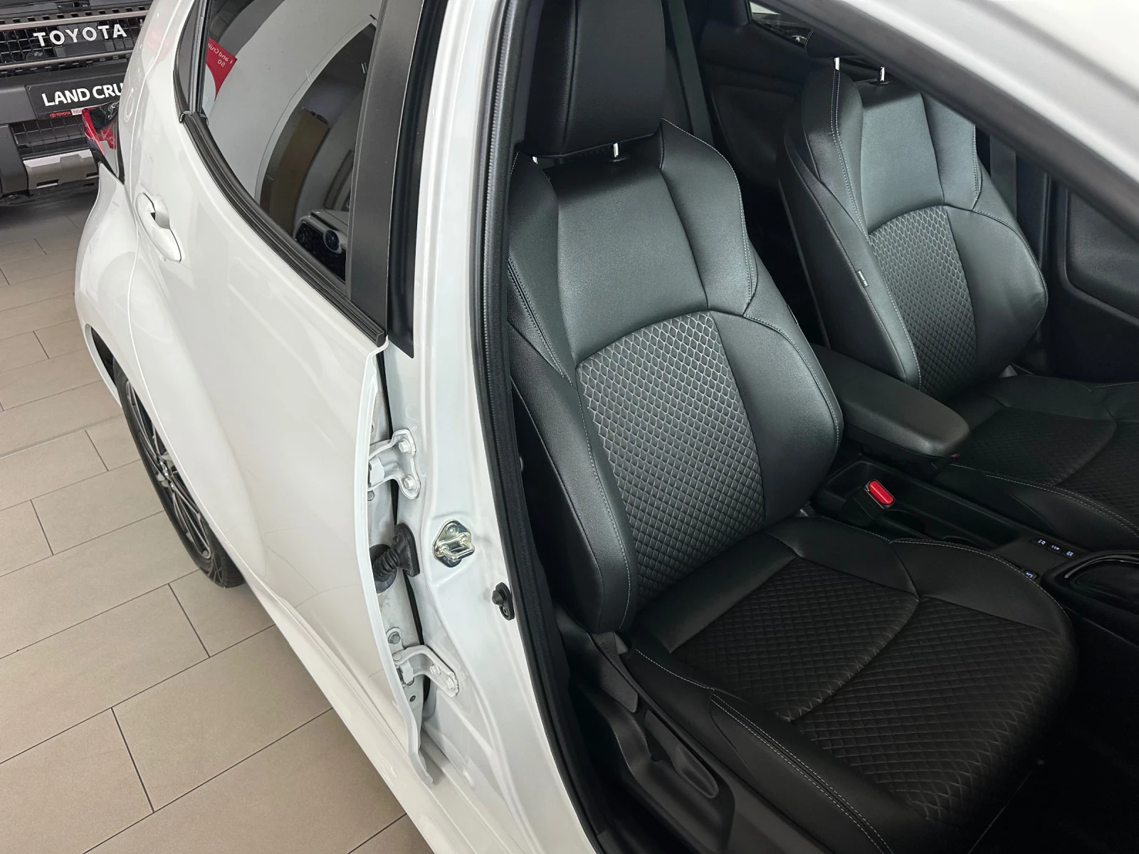 Toyota Yaris 1.5 Hybrid - изображение 7
