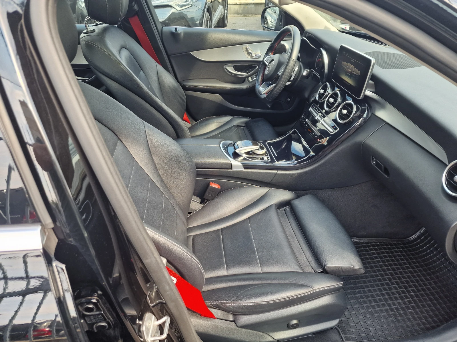 Mercedes-Benz C 250 4MATIC/9G/AMG/FULL/ЛИЗИНГ, снимка 14 - Автомобили и джипове - 56166210