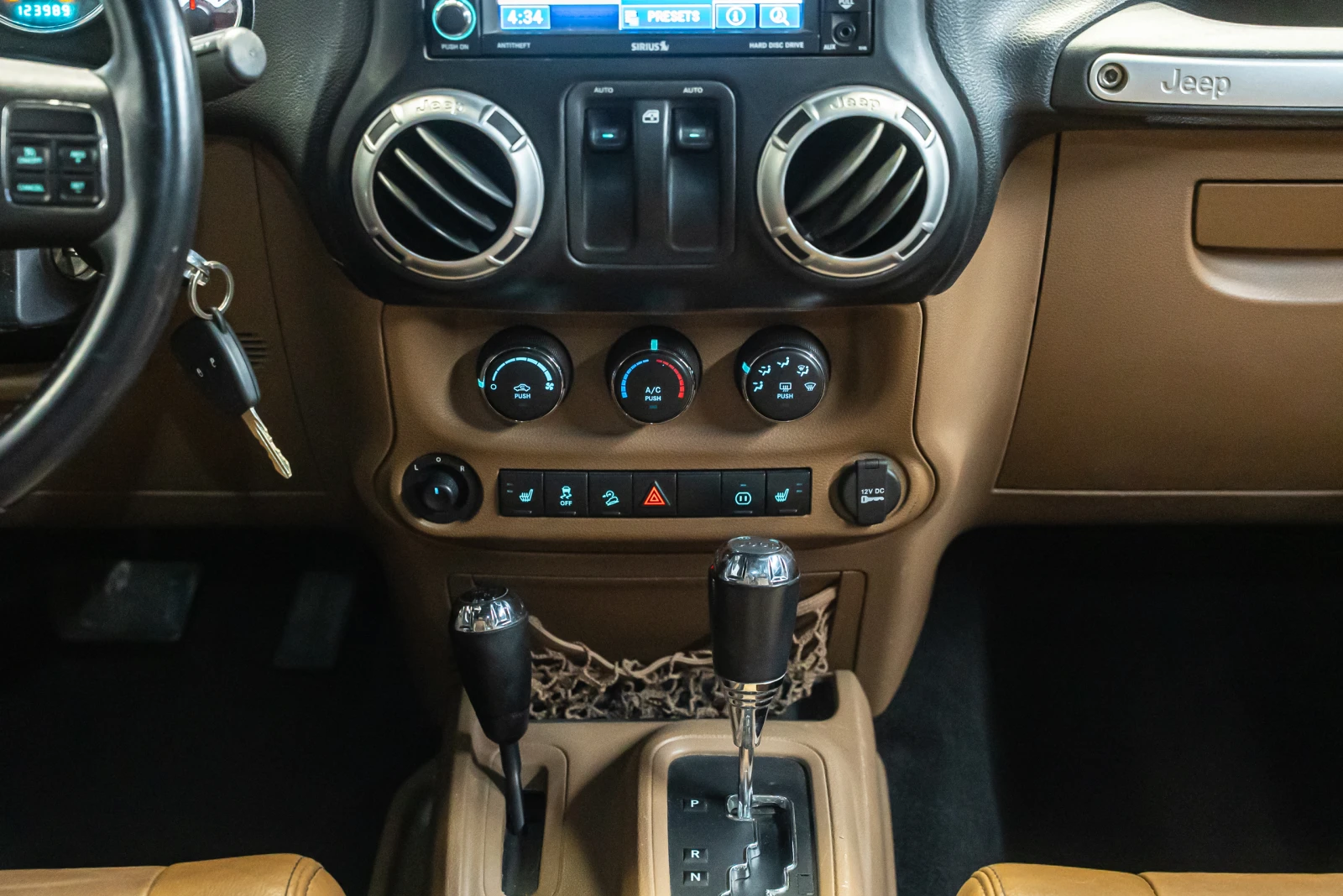 Jeep Wrangler 3.6i Sahara, снимка 15 - Автомобили и джипове - 54565474