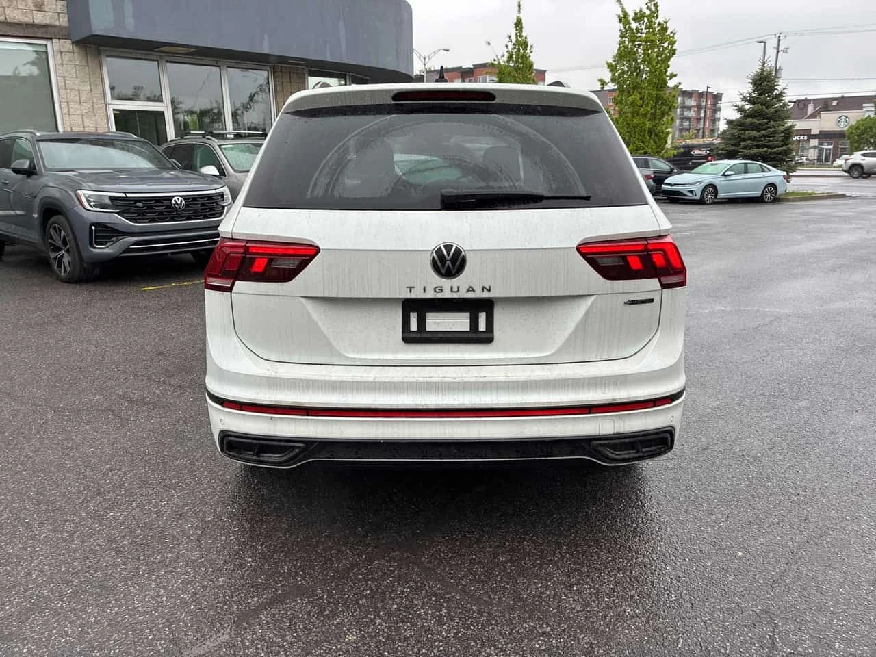 VW Tiguan  R Line Black / КЛИП НА МОТОРА / АВТОКРЕДИТ , снимка 4 - Автомобили и джипове - 54775523