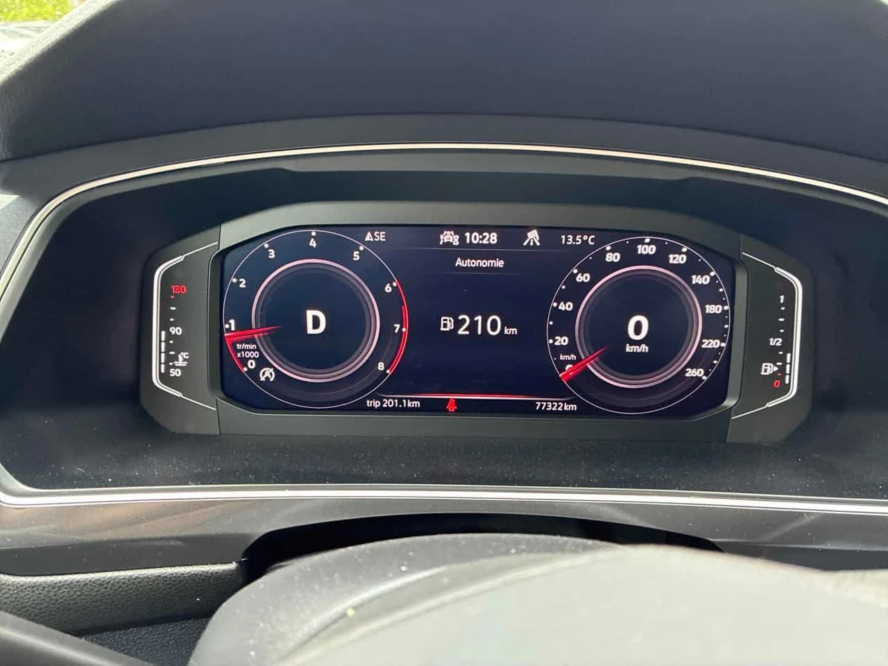 VW Tiguan  R Line Black / КЛИП НА МОТОРА / АВТОКРЕДИТ , снимка 8 - Автомобили и джипове - 54775523