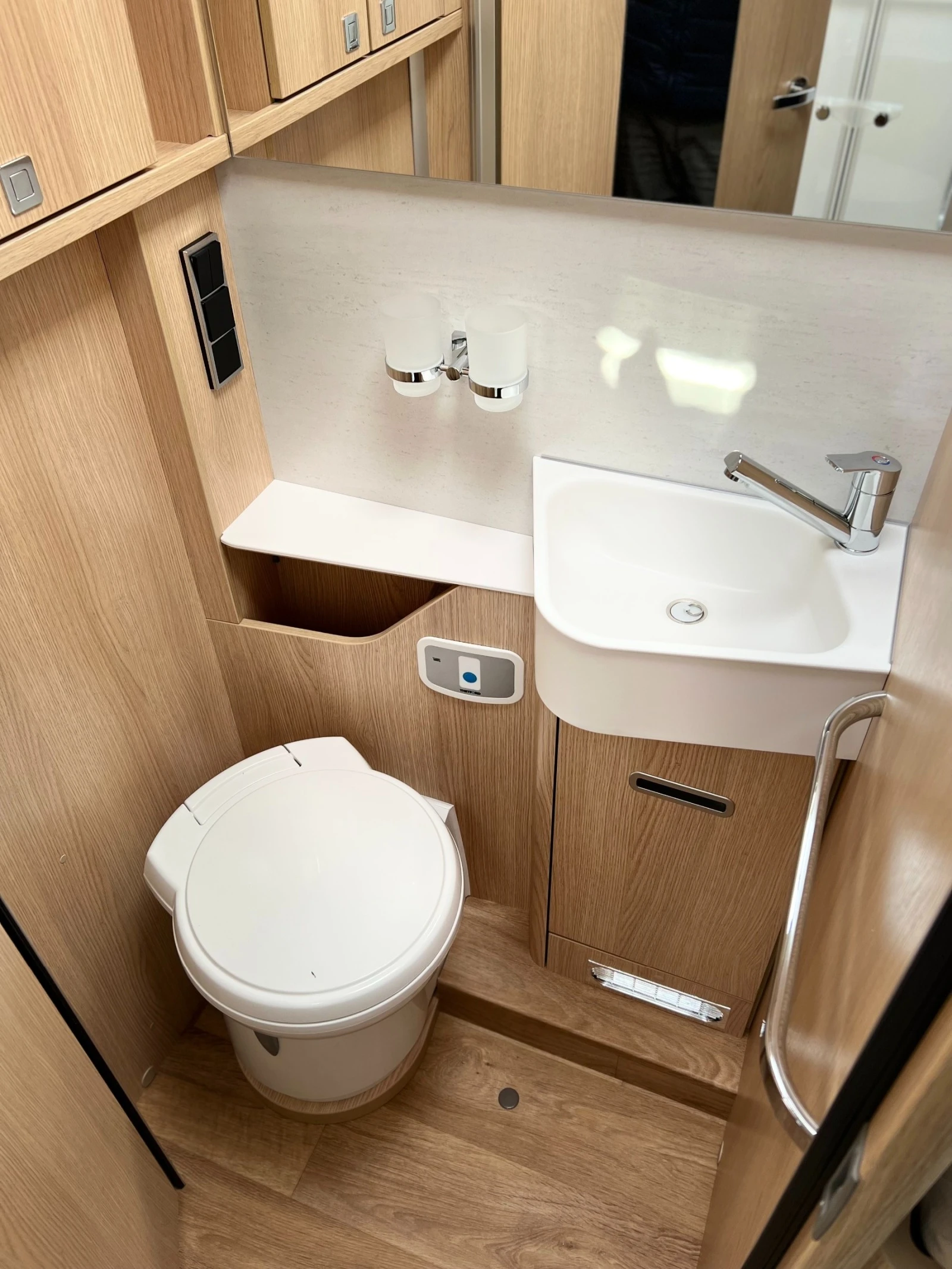  Mercedes-Benz HYMER BMCI 680, 3500 kg. SLS-  | Mobile.bg   13