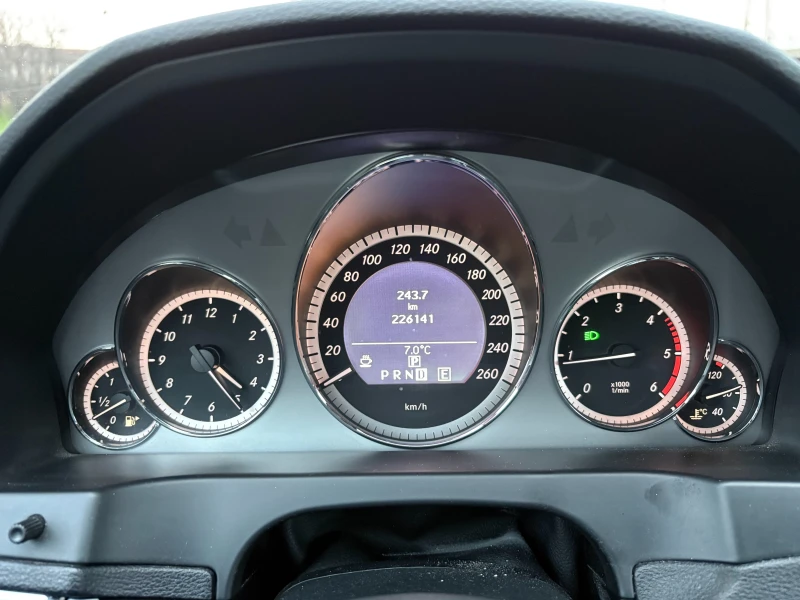 Mercedes-Benz E 220 CDI АВТОМАТИК , снимка 13 - Автомобили и джипове - 52765985