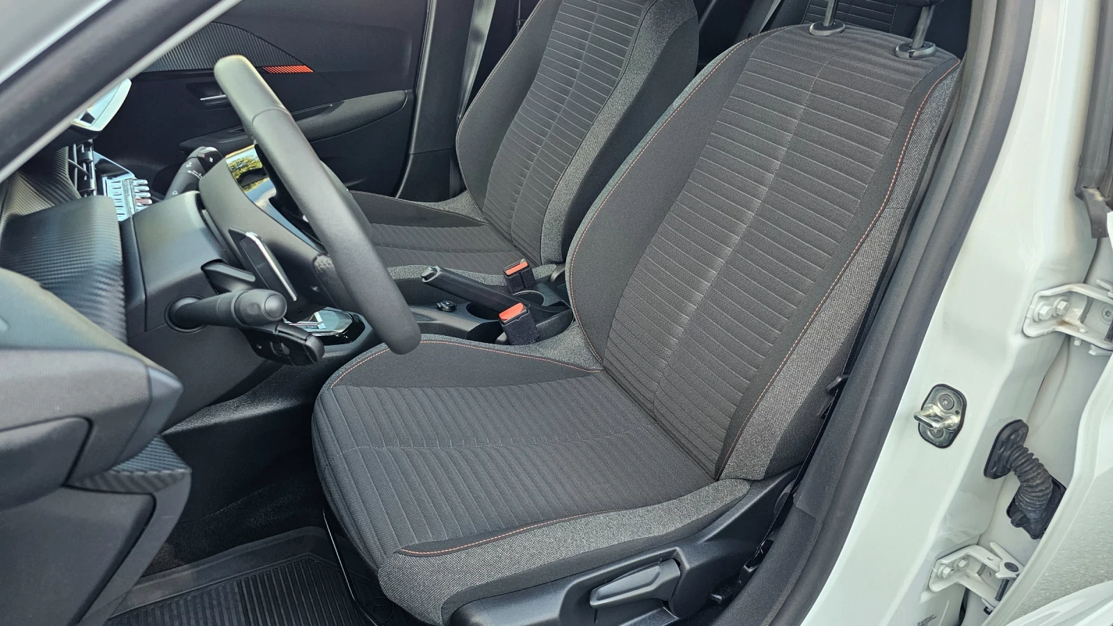 Peugeot 208 1.2 vti като нова  - изображение 7