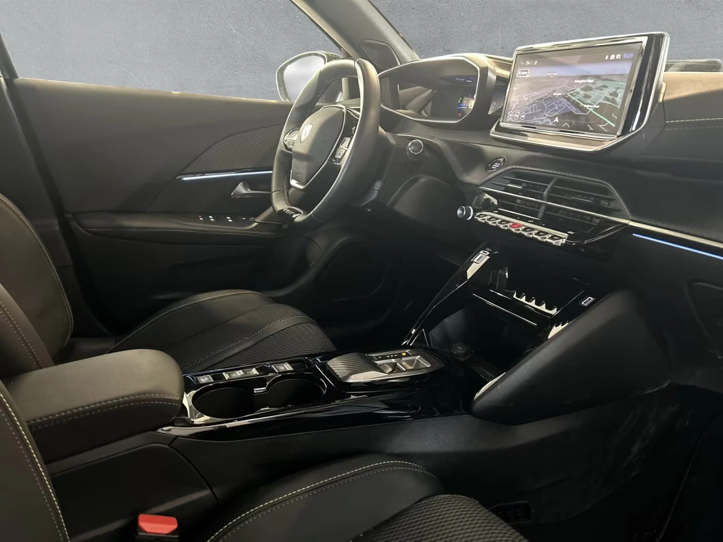 Peugeot 2008 e-GT/136HP/FACELIFT/360/DIGI/H.PUMP/CPLAY/251q, снимка 13 - Автомобили и джипове - 54414191