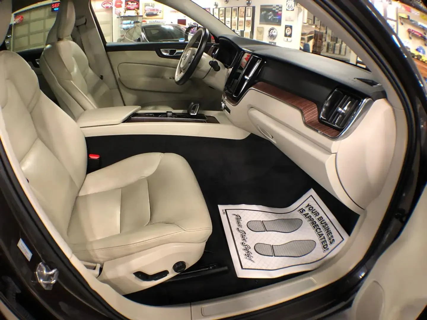 Volvo XC60 T6* MOMENTUM* ДИГИТАЛНО* ТАБЛО* КАМЕРА* МАСАЖ* ДИС, снимка 13 - Автомобили и джипове - 55598070