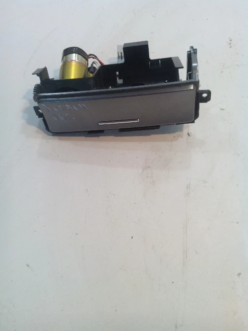 Пепелник за Субару Легаси