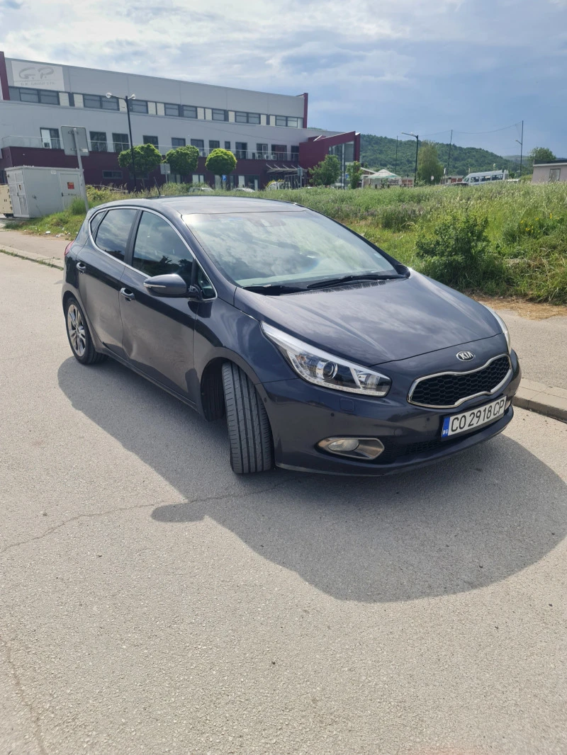 Kia Ceed 1.6 CRDI, снимка 3 - Автомобили и джипове - 47266426