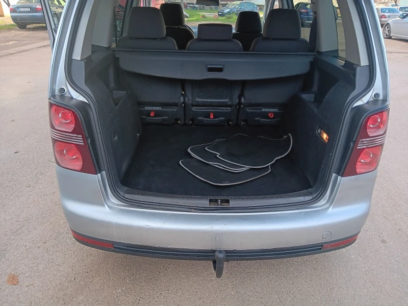 VW Touran 2.0TDI, снимка 11 - Автомобили и джипове - 52851024