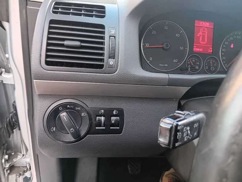 VW Touran 2.0TDI, снимка 16 - Автомобили и джипове - 52851024