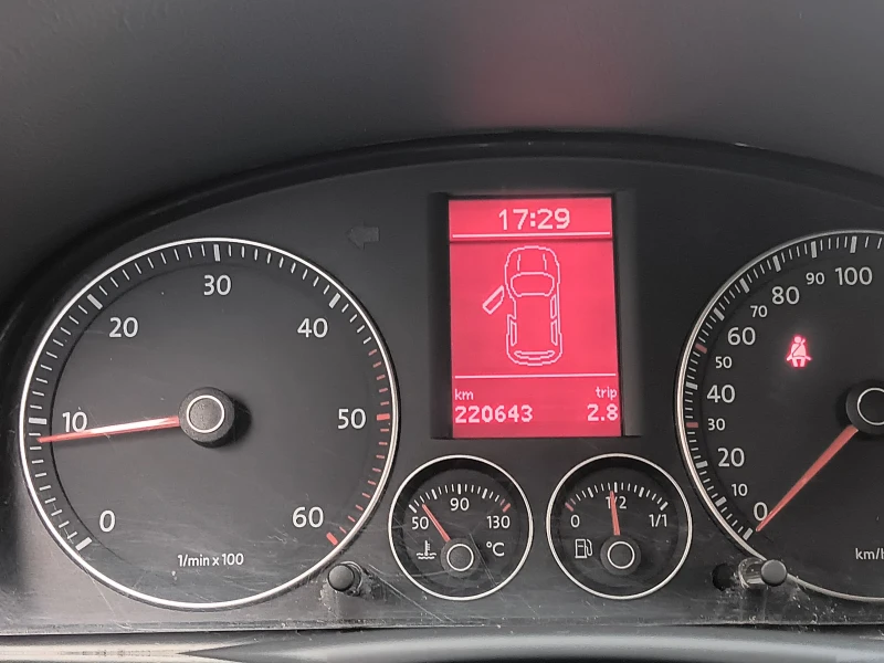 VW Touran 2.0TDI, снимка 14 - Автомобили и джипове - 52851024