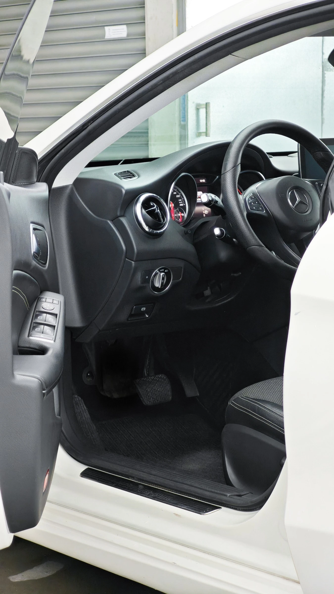 Mercedes-Benz CLA 200 200d Shooting brake 4MATIC Led Обслужена, снимка 7 - Автомобили и джипове - 53901408